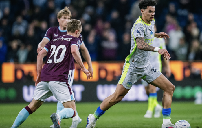 Man City l&ecirc;n đỉnh bảng Ngoại hạng Anh, Burnley nhận v&eacute; rớt hạng - Ảnh 3.