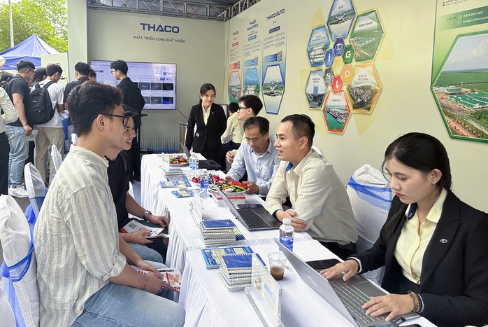 Ng&agrave;y hội việc l&agrave;m quy m&ocirc; lớn cho người lao động Đ&agrave; Nẵng - Ảnh 1.