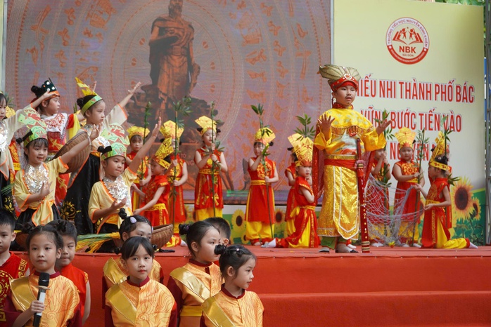 H&oacute;a th&acirc;n th&agrave;nh nh&acirc;n vật lịch sử, học sinh lớp 1 "b&ugrave;ng nổ" với h&agrave;nh tr&igrave;nh "Theo dấu ch&acirc;n anh h&ugrave;ng" - Ảnh 2.