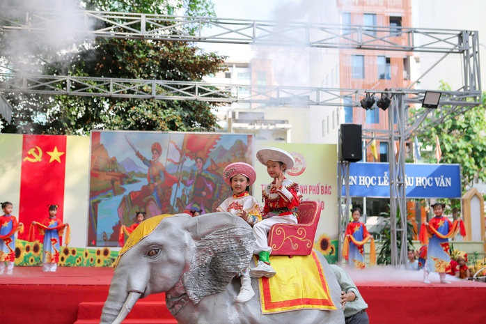 H&oacute;a th&acirc;n th&agrave;nh nh&acirc;n vật lịch sử, học sinh lớp 1 "b&ugrave;ng nổ" với h&agrave;nh tr&igrave;nh "Theo dấu ch&acirc;n anh h&ugrave;ng" - Ảnh 8.