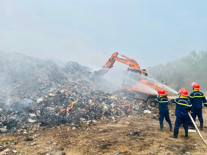 VIDEO: Ch&aacute;y b&atilde;i r&aacute;c lớn gần khu d&acirc;n cư suốt 10 ng&agrave;y chưa tắt - Ảnh 1.