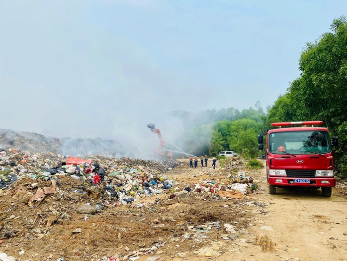 VIDEO: Ch&aacute;y b&atilde;i r&aacute;c lớn gần khu d&acirc;n cư suốt 10 ng&agrave;y chưa tắt - Ảnh 3.