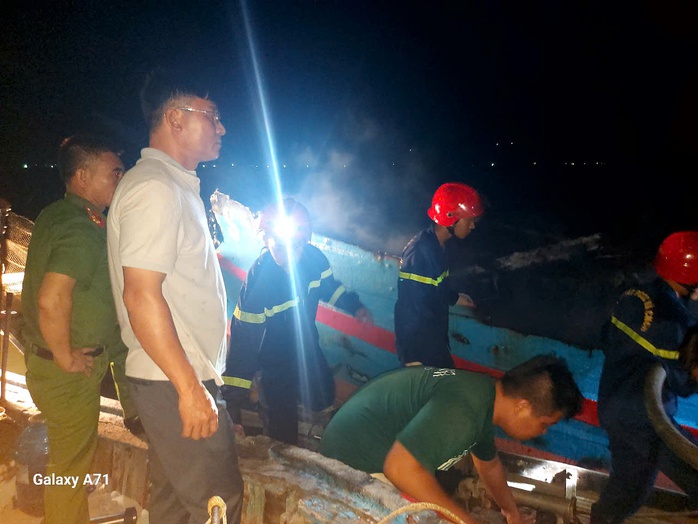 Vay tiền đổ dầu chuẩn bị ra khơi, chủ t&agrave;u kh&oacute;c nghẹn v&igrave; t&agrave;u c&aacute; bốc ch&aacute;y l&uacute;c nửa đ&ecirc;m - Ảnh 2.