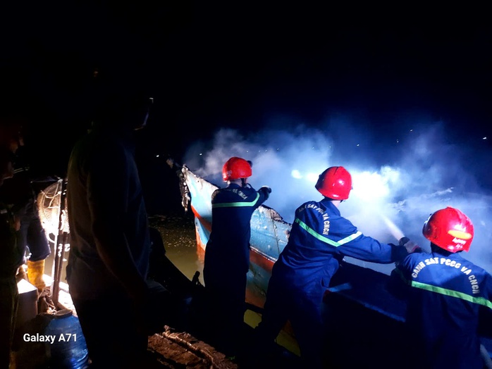 Vay tiền đổ dầu chuẩn bị ra khơi, chủ t&agrave;u kh&oacute;c nghẹn v&igrave; t&agrave;u c&aacute; bốc ch&aacute;y l&uacute;c nửa đ&ecirc;m - Ảnh 3.