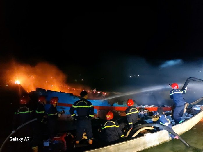 Vay tiền đổ dầu chuẩn bị ra khơi, chủ t&agrave;u kh&oacute;c nghẹn v&igrave; t&agrave;u c&aacute; bốc ch&aacute;y l&uacute;c nửa đ&ecirc;m - Ảnh 4.