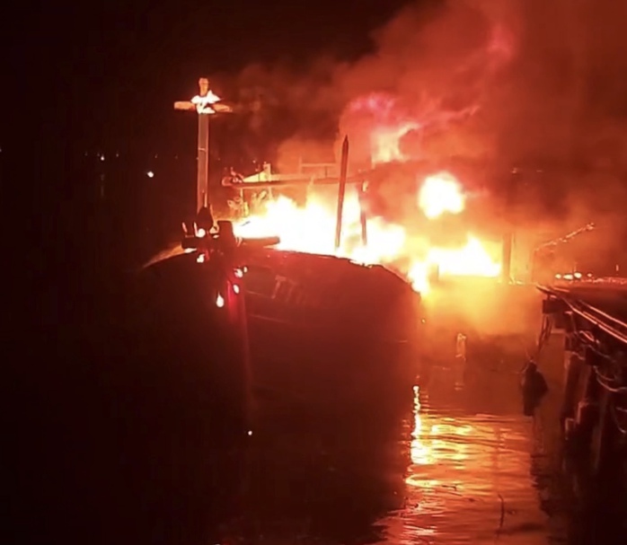 Vay tiền đổ dầu chuẩn bị ra khơi, chủ t&agrave;u kh&oacute;c nghẹn v&igrave; t&agrave;u c&aacute; bốc ch&aacute;y l&uacute;c nửa đ&ecirc;m - Ảnh 1.