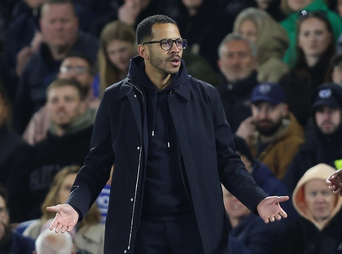 Điều khiến Chelsea &ldquo;ch&ugrave;n tay&rdquo; sa thải HLV Liam Rosenior - Ảnh 2.