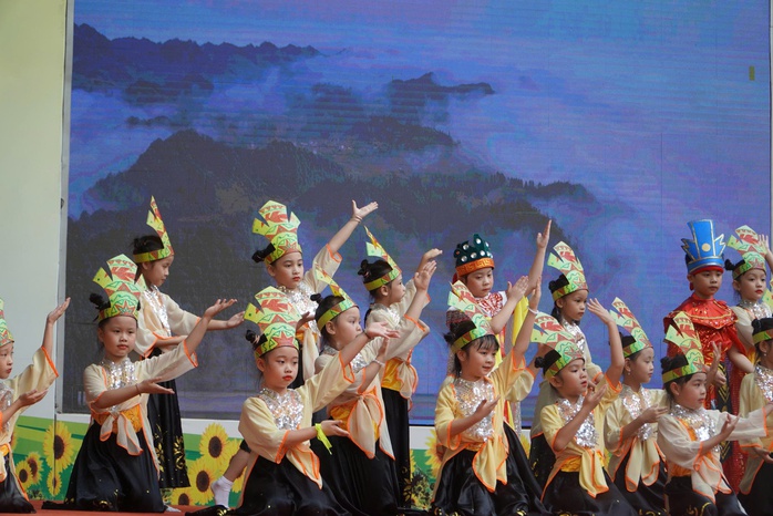 H&oacute;a th&acirc;n th&agrave;nh nh&acirc;n vật lịch sử, học sinh lớp 1 "b&ugrave;ng nổ" với h&agrave;nh tr&igrave;nh "Theo dấu ch&acirc;n anh h&ugrave;ng" - Ảnh 3.