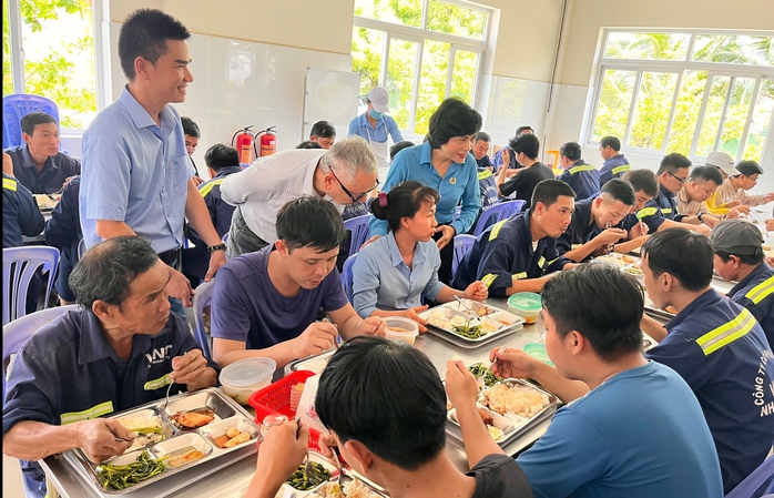 Bữa cơm c&ocirc;ng đo&agrave;n gắn kết người lao  - Ảnh 4.