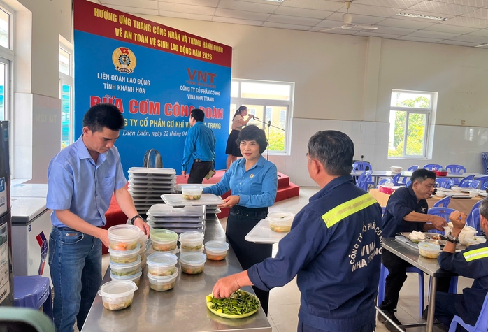Bữa cơm c&ocirc;ng đo&agrave;n gắn kết người lao  - Ảnh 1.