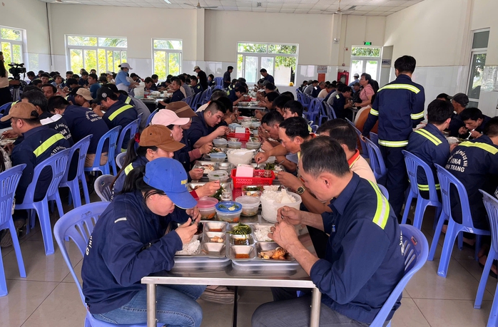 Bữa cơm c&ocirc;ng đo&agrave;n gắn kết người lao  - Ảnh 5.
