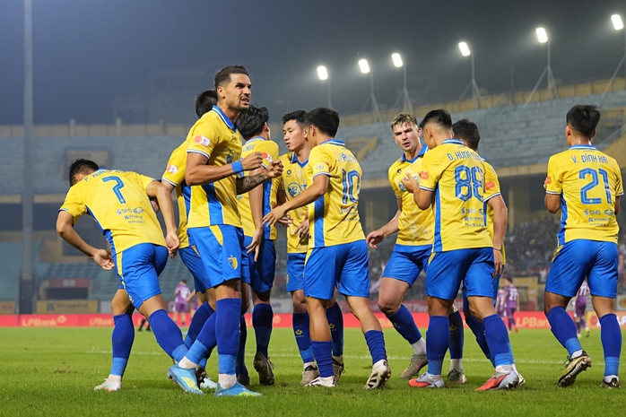 Đ&igrave;nh Bắc, Ho&agrave;ng H&ecirc;n tỏa s&aacute;ng ở chặng đua nước r&uacute;t về đ&iacute;ch V-League - Ảnh 1.