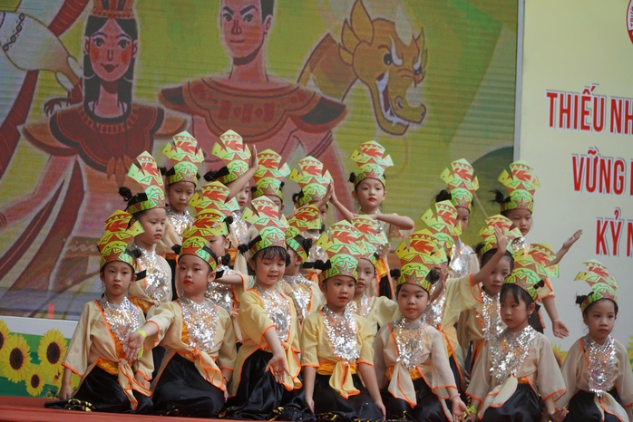 H&oacute;a th&acirc;n th&agrave;nh nh&acirc;n vật lịch sử, học sinh lớp 1 "b&ugrave;ng nổ" với h&agrave;nh tr&igrave;nh "Theo dấu ch&acirc;n anh h&ugrave;ng" - Ảnh 1.