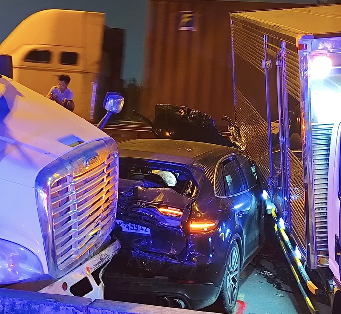 Tai nạn li&ecirc;n ho&agrave;n ở dốc cầu Ph&uacute; Mỹ , 6 &ocirc; t&ocirc; d&iacute;nh chặt nhau g&acirc;y &aacute;ch tắc giao th&ocirc;ng - Ảnh 1.