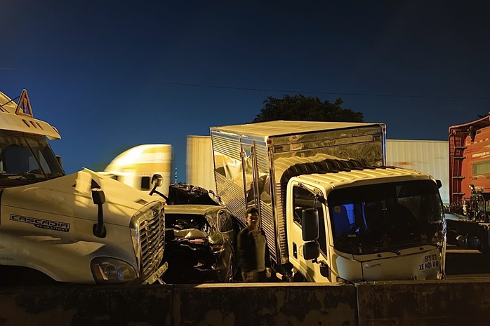 Tai nạn li&ecirc;n ho&agrave;n ở dốc cầu Ph&uacute; Mỹ , 6 &ocirc; t&ocirc; d&iacute;nh chặt nhau g&acirc;y &aacute;ch tắc giao th&ocirc;ng - Ảnh 2.