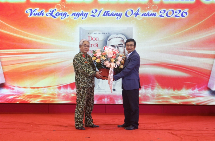 Tọa đ&agrave;m giới thiệu tập thơ &ldquo;Dọc trời hoa lửa&rdquo; của nh&agrave; thơ Lương Minh Cừ - Ảnh 2.