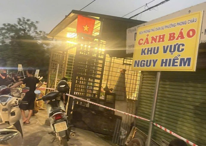11 hộ d&acirc;n c&oacute; nguy cơ sụt xuống s&ocirc;ng, ch&iacute;nh quyền họp khẩn - Ảnh 1.