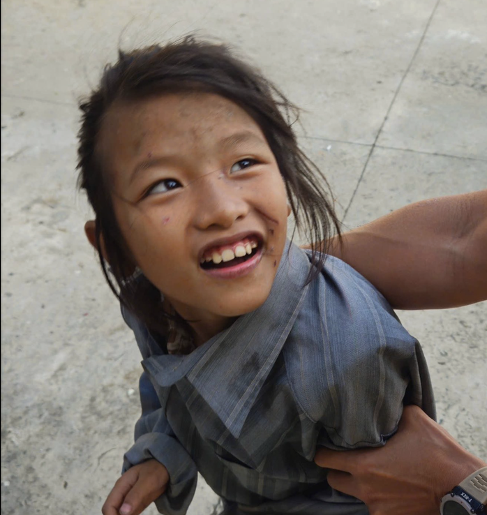 Tìm người thân cho bé gái đi lạc tại Cần Thơ , tinh thần chưa ổn định - Ảnh 1.