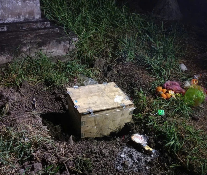 B&agrave;ng ho&agrave;ng ph&aacute;t hiện thi thể b&eacute; trai sơ sinh trong th&ugrave;ng gỗ - Ảnh 1.