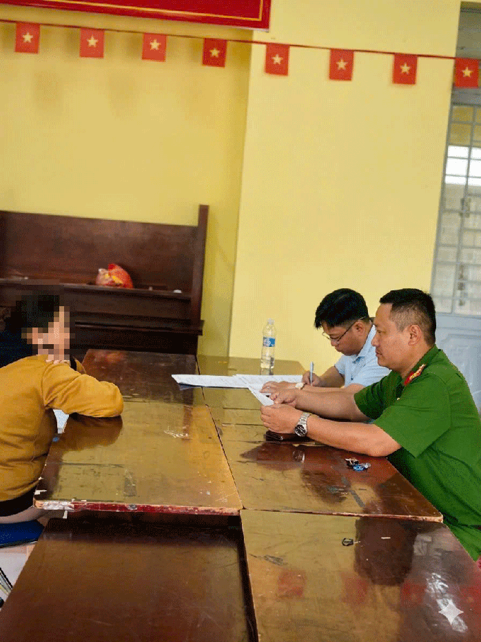 Phát hiện qua camera, 2 người vứt rác bị phạt mỗi người 1,5 triệu đồng - Ảnh 1.