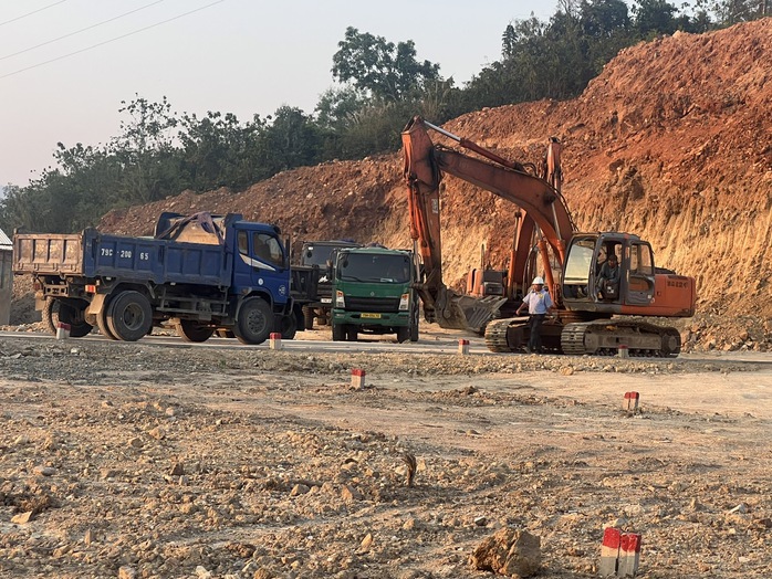 Vụ cạo sạch quả đồi ở kh&aacute;nh h&ograve;a: B&aacute;o c&aacute;o xử l&yacute; vi phạm khai th&aacute;c đất tr&aacute;i ph&eacute;p - Ảnh 1.