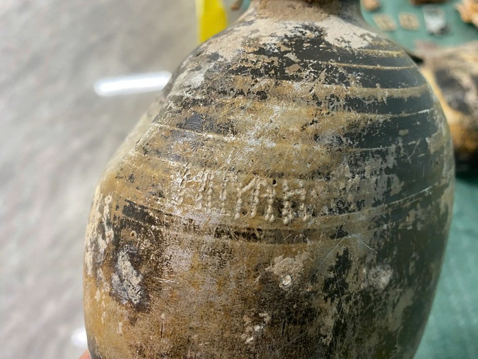 T&igrave;m thấy 3 h&agrave;i cốt liệt sĩ c&ugrave;ng nhiều di vật quan trọng, c&oacute; 3 b&aacute;t ăn cơm B52 - Ảnh 2.