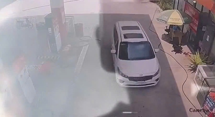 Điều tra vụ b&eacute; g&aacute;i 2 tuổi bị &ocirc;t&ocirc; c&aacute;n tử vong tại c&acirc;y xăng TPHCM - Ảnh 1.