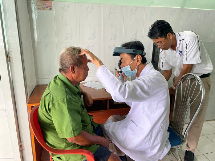 Mang ánh sáng đến 100 người yếu thế Cần Giờ, TPHCM - Ảnh 1.