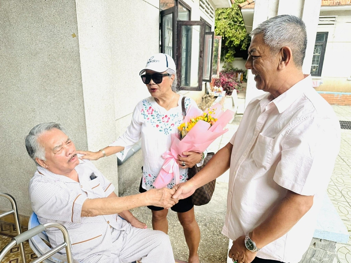 Sinh nhật ấm &aacute;p của nghệ sĩ T&uacute; Trinh tại Khu dưỡng l&atilde;o Thị Ngh&egrave; - Ảnh 2.