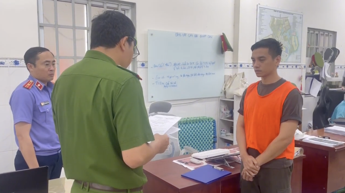 C&ocirc;ng an TPHCM bắt TikToker chuy&ecirc;n trị "&acirc;m binh quấy ph&aacute;" - Ảnh 1.