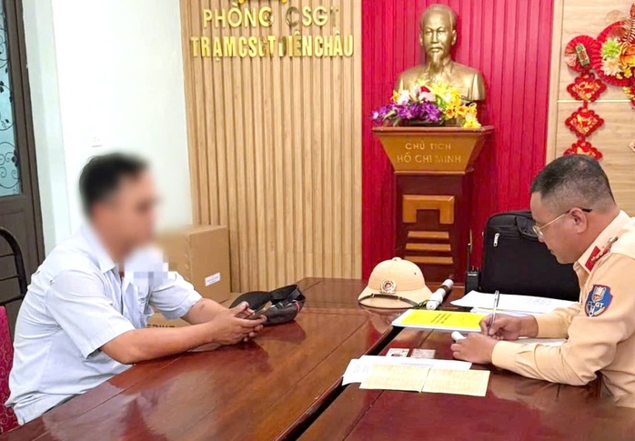 CLIP: Xe tải cố t&igrave;nh vượt đ&egrave;n đỏ đường sắt, đ&acirc;m hỏng g&aacute;c chắn - Ảnh 1.