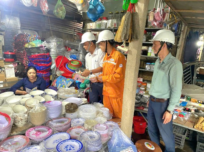 Điện m&ugrave;a nắng n&oacute;ng: Người d&acirc;n chia sẻ với ng&agrave;nh điện - Ảnh 2.