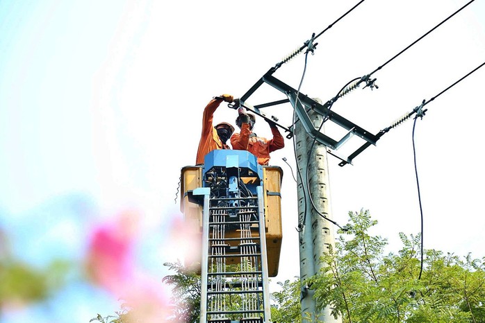 Điện m&ugrave;a nắng n&oacute;ng: Người d&acirc;n chia sẻ với ng&agrave;nh điện - Ảnh 3.