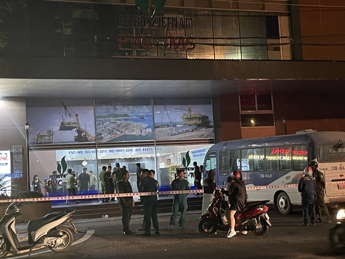 Ch&aacute;y căn hộ tầng 16 chung cư ở TPHCM, cư d&acirc;n hoảng hốt th&aacute;o chạy - Ảnh 2.