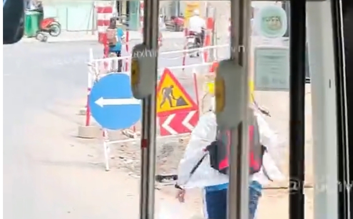 X&aacute;c minh clip g&acirc;y &ldquo;đốn tim&rdquo; của t&agrave;i xe bu&yacute;t 43 ở TPHCM - Ảnh 1.