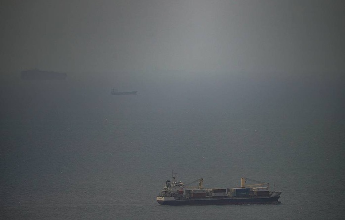 Bất chấp lệnh phong tỏa của Mỹ, Iran lần đầu thu được tiền từ Hormuz - Ảnh 1.