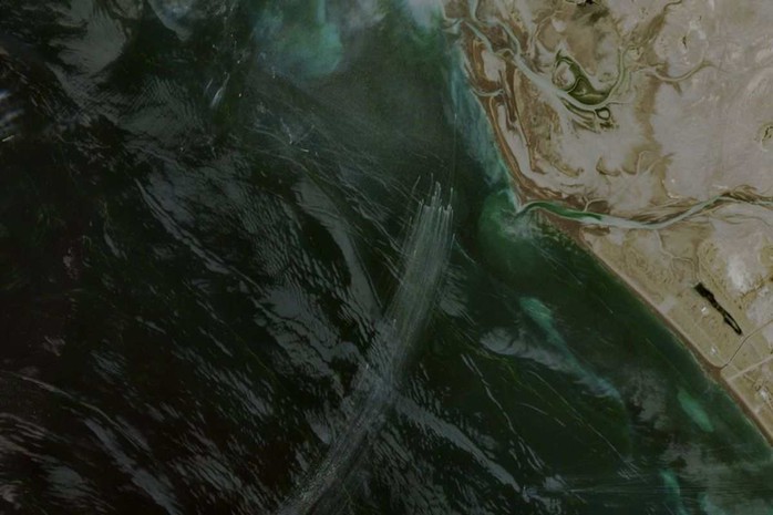 Iran bị nghi tiếp tục rải th&ecirc;m thủy l&ocirc;i ở eo biển Hormuz - Ảnh 1.