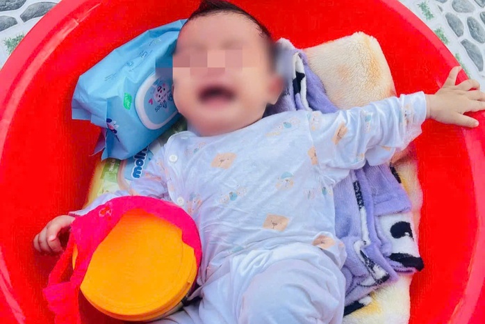 Ph&aacute;t hiện b&eacute; g&aacute;i bị bỏ rơi 6 th&aacute;ng tuổi tại Ch&aacute;nh ph&uacute; h&ograve;a TPHCM - Ảnh 1.