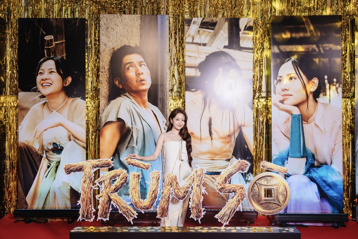 V&otilde; Điền Gia Huy g&acirc;y sốt khi &ocirc;m hoa đến tặng Tam Triều D&acirc;ng - Ảnh 2.