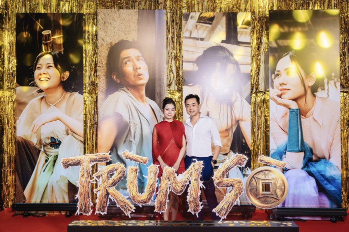 V&otilde; Điền Gia Huy g&acirc;y sốt khi &ocirc;m hoa đến tặng Tam Triều D&acirc;ng - Ảnh 3.