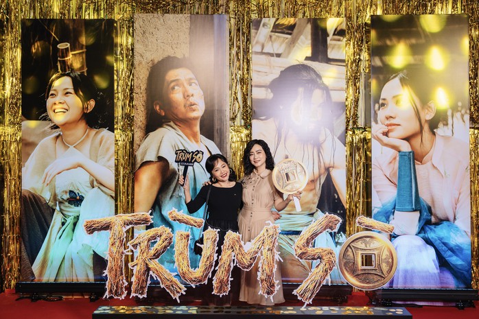 V&otilde; Điền Gia Huy g&acirc;y sốt khi &ocirc;m hoa đến tặng Tam Triều D&acirc;ng - Ảnh 7.