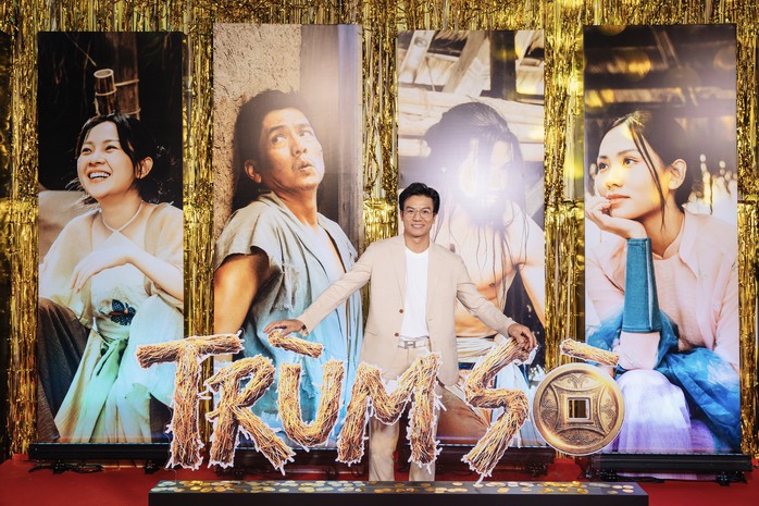 V&otilde; Điền Gia Huy g&acirc;y sốt khi &ocirc;m hoa đến tặng Tam Triều D&acirc;ng - Ảnh 9.