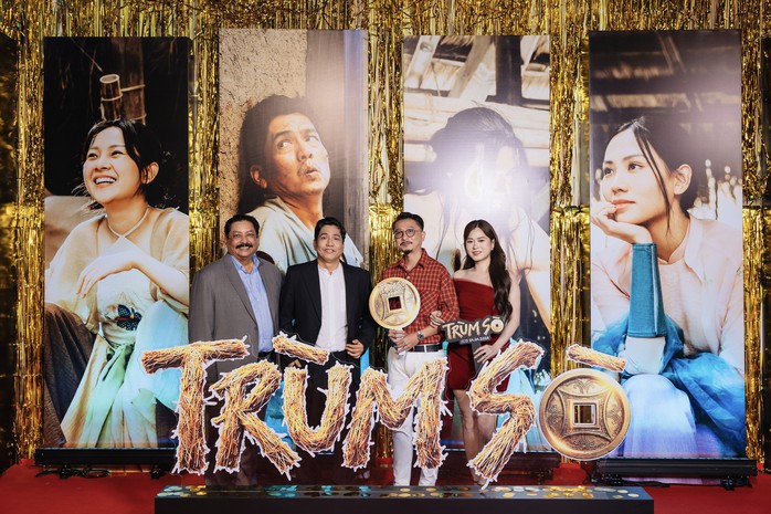 V&otilde; Điền Gia Huy g&acirc;y sốt khi &ocirc;m hoa đến tặng Tam Triều D&acirc;ng - Ảnh 11.