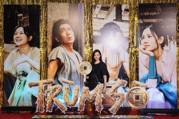 V&otilde; Điền Gia Huy g&acirc;y sốt khi &ocirc;m hoa đến tặng Tam Triều D&acirc;ng - Ảnh 10.