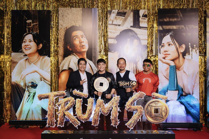 V&otilde; Điền Gia Huy g&acirc;y sốt khi &ocirc;m hoa đến tặng Tam Triều D&acirc;ng - Ảnh 5.