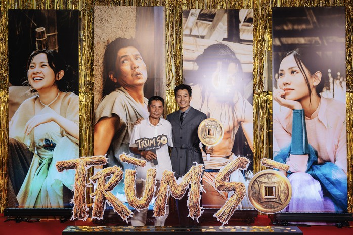 V&otilde; Điền Gia Huy g&acirc;y sốt khi &ocirc;m hoa đến tặng Tam Triều D&acirc;ng - Ảnh 6.