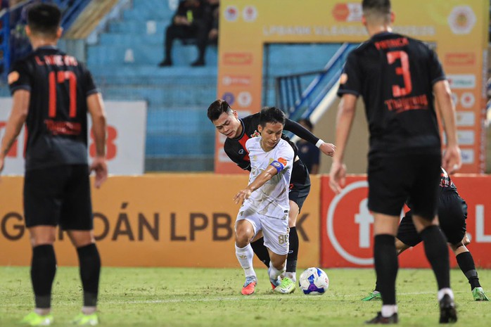 Ninh B&igrave;nh FC chạm tr&aacute;n H&agrave; Nội FC: Đại chiến v&igrave; tốp 3 - Ảnh 5.