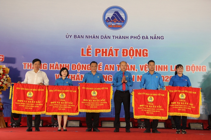 L&atilde;nh đạo Đ&agrave; Nẵng: &ldquo;Y&ecirc;u cầu doanh nghiệp kh&ocirc;ng đặt lợi nhuận tr&ecirc;n t&iacute;nh mạng lao động&rdquo; - Ảnh 4.