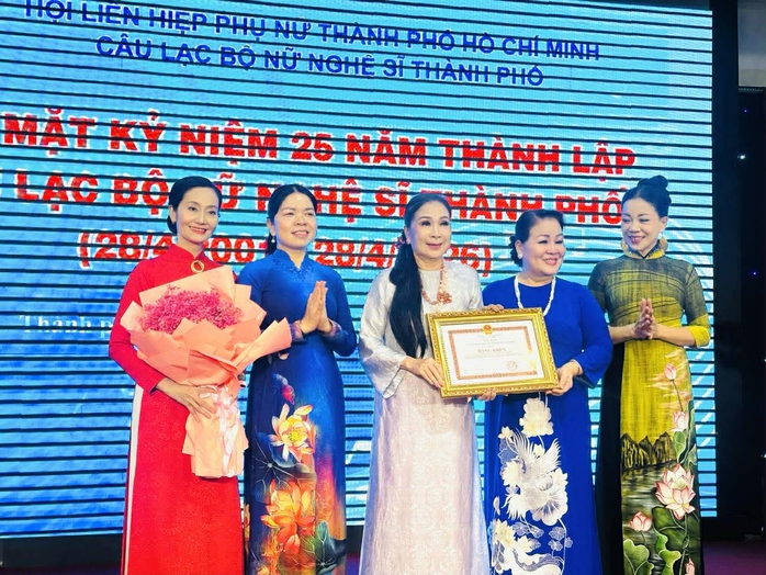 25 năm CLB Nữ nghệ sĩ TP HCM: Khi y&ecirc;u thương trở th&agrave;nh phương thức h&agrave;nh động - Ảnh 2.