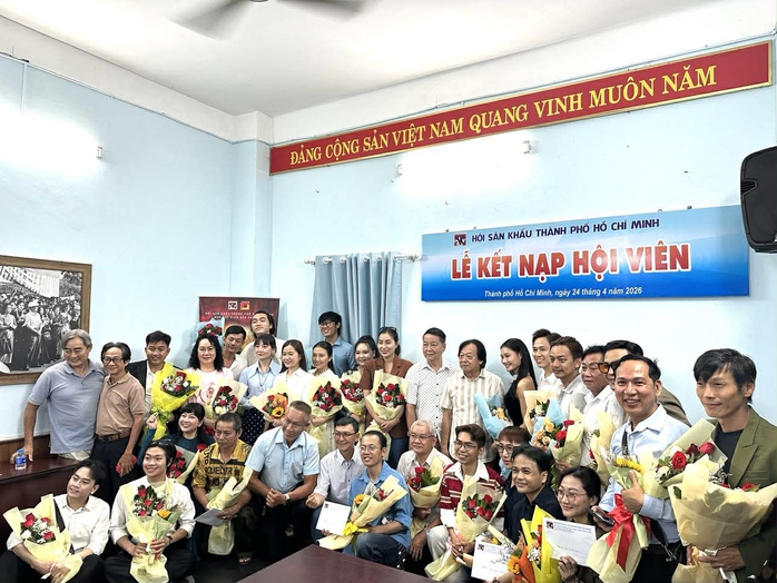 L&acirc;m Vỹ Dạ, Minh Dự, Trọng Nh&acirc;n x&uacute;c động trong ng&agrave;y được kết nạp Hội vi&ecirc;n Hội S&acirc;n khấu TP HCM - Ảnh 4.